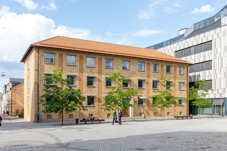 Xeamit flyttar in i det anrika huset vid torget